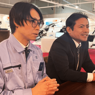 Discussing the potential of fluorine gas surface treatment technology with Kazutaka Mori, Department Manager, and Hiroyuki Kakiuchi, Researcher, at Takamatsu Teisan’s F2 Technology Center.