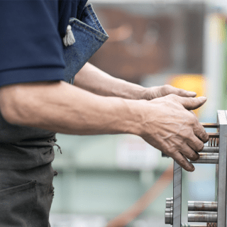 射出成形技術 大解剖！Vol.3｜竪型射出成形機とは？-コラム | コラム